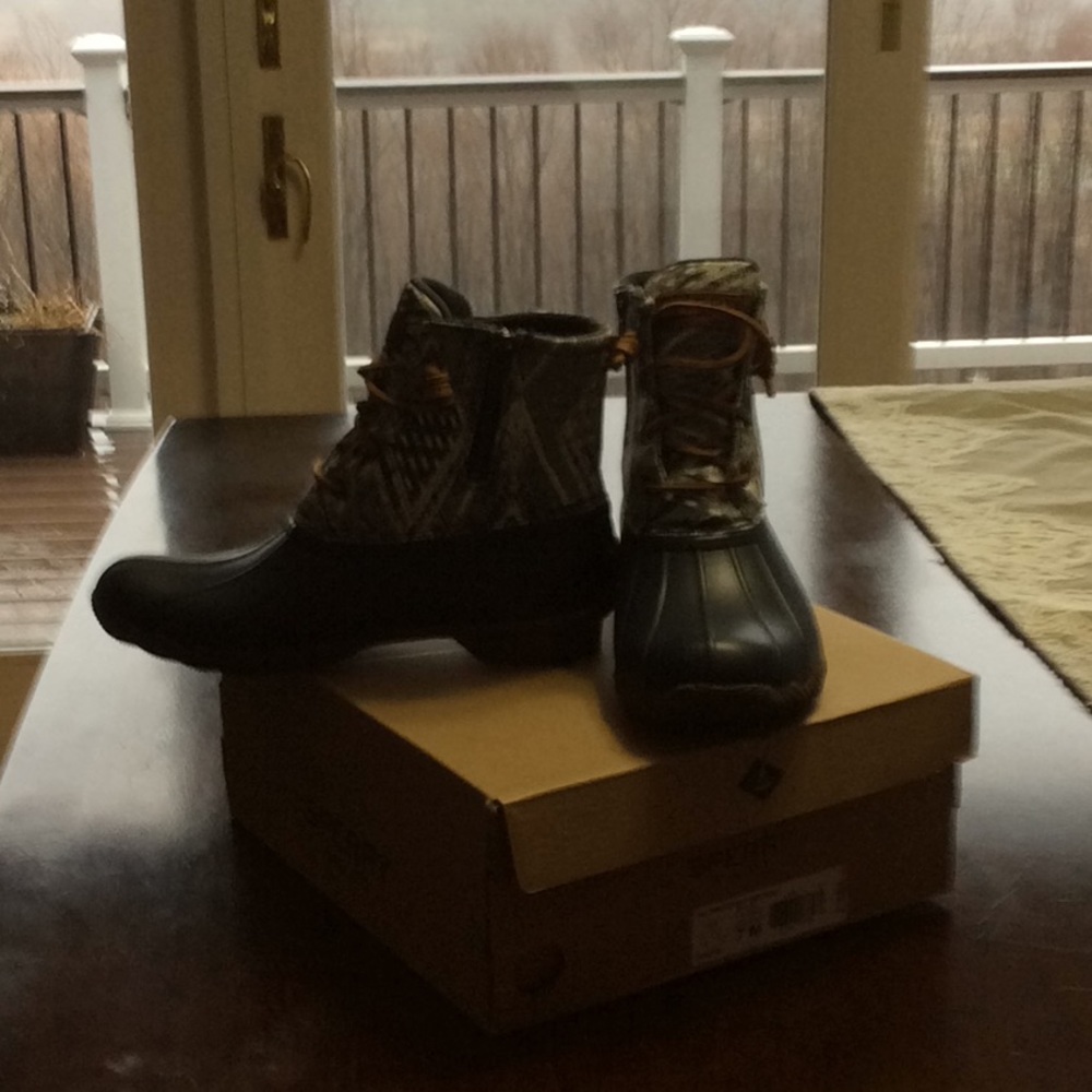 Women’s size 7 navy and white Saltwater boots